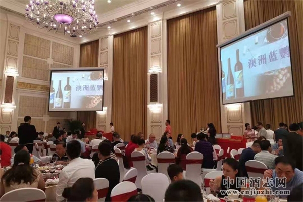 澳洲藍鸚鵡酒業集團深圳舉行2019新品亮相儀式,現場預售火爆!