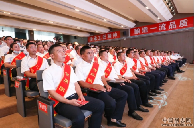 49位獲聘釀造系列技術(shù)職務(wù)的習(xí)酒工匠 49位獲聘釀造系列技術(shù)職務(wù)的習(xí)酒工匠